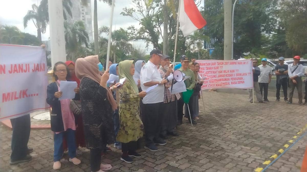 Puluhan Purnawirawan TNI di Palembang menuntut DPRD mengambil sikap atas dugaan penipuan yang terjadi pada mereka