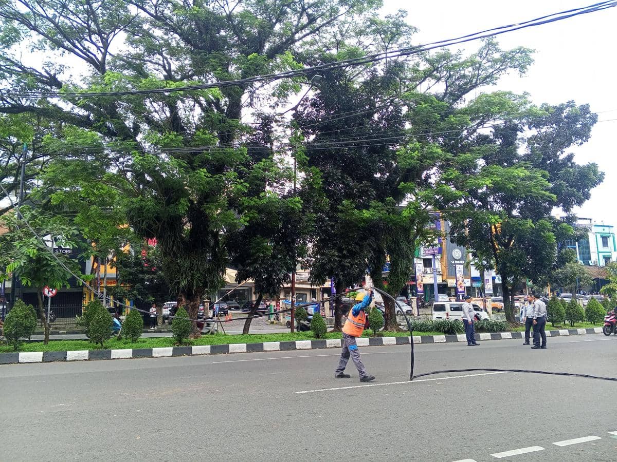 Jelang Ramadan, PLN Perbaiki Kabel Menjuntai Bahayakan Warga di Bogor