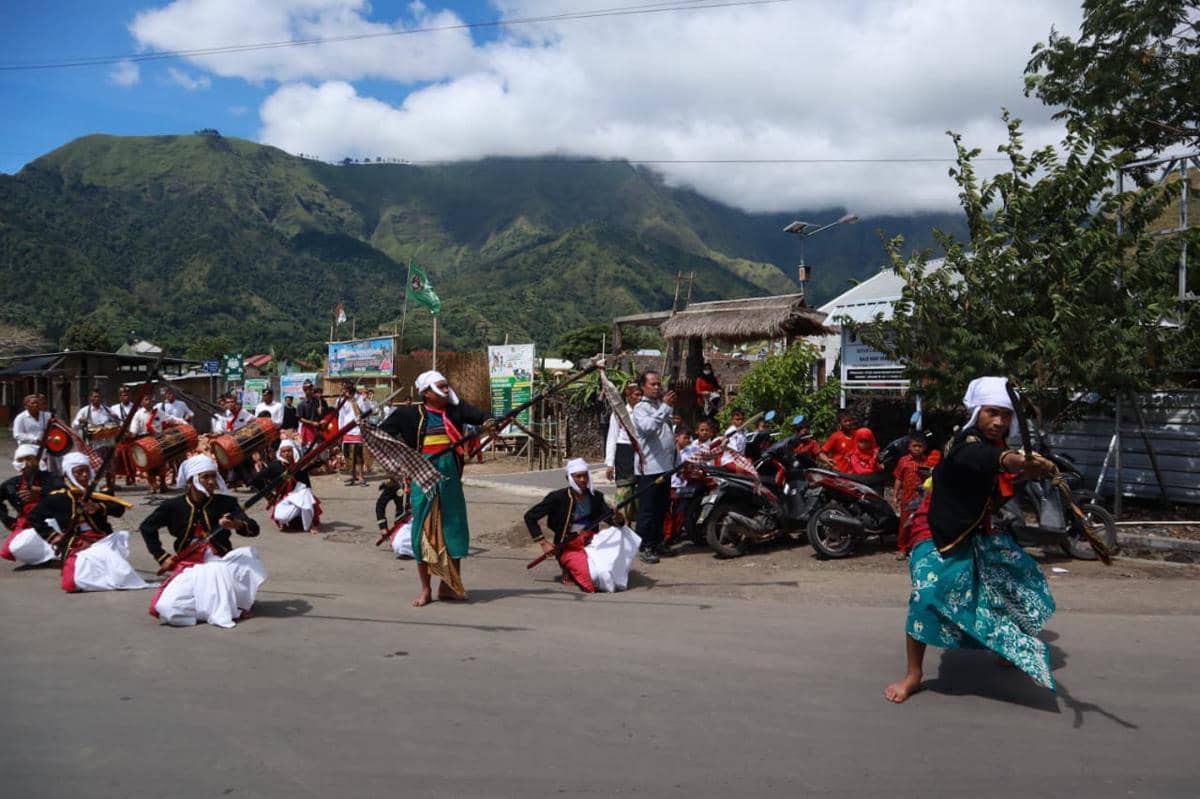 Foto acara adat Desa Sembalun yang didatangi wisatawan lokal dan mancanegara.