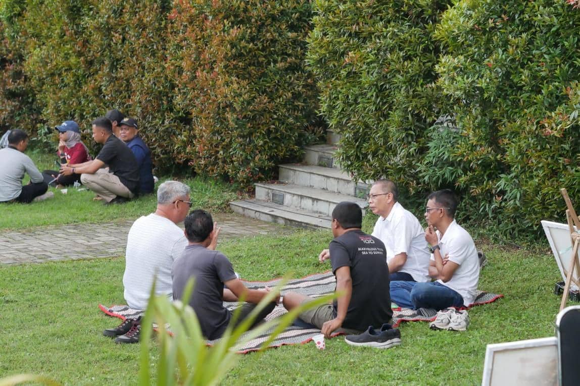 Warga sedang duduk santai sambil melihat alam Sembalun.