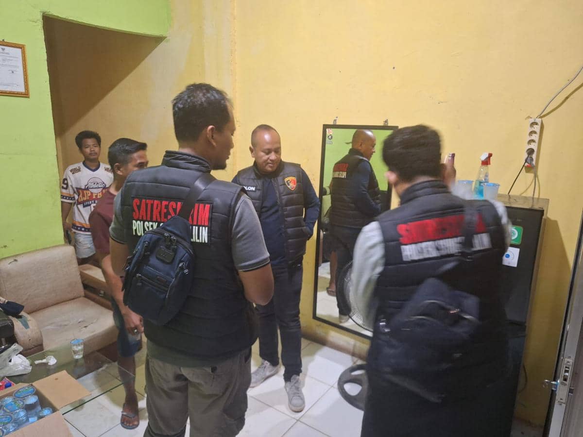 Petugas kepolisian saat merazia sejumlah karaoke di Sungai Lilin. (Dok. Polres Muba)