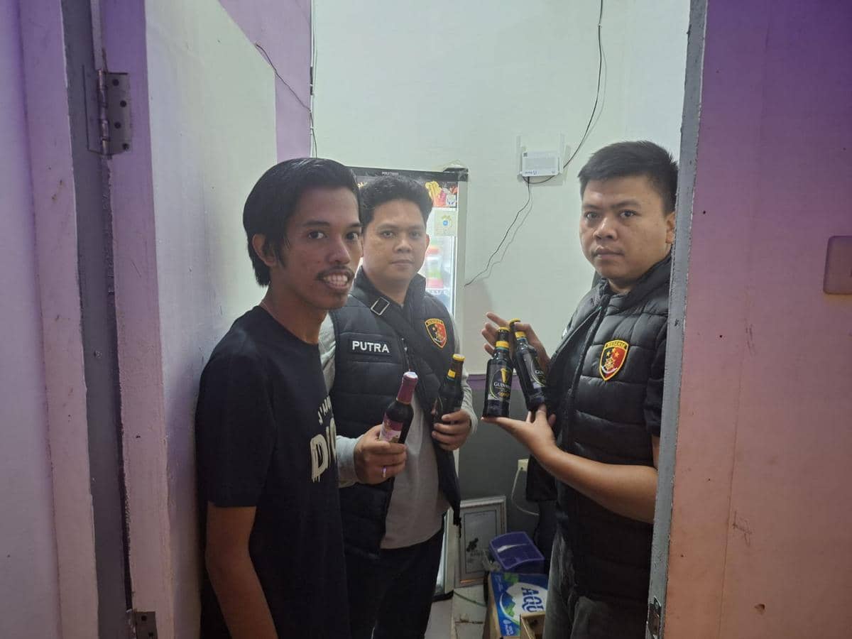 Petugas kepolisian saat merazia sejumlah karaoke di Sungai Lilin.