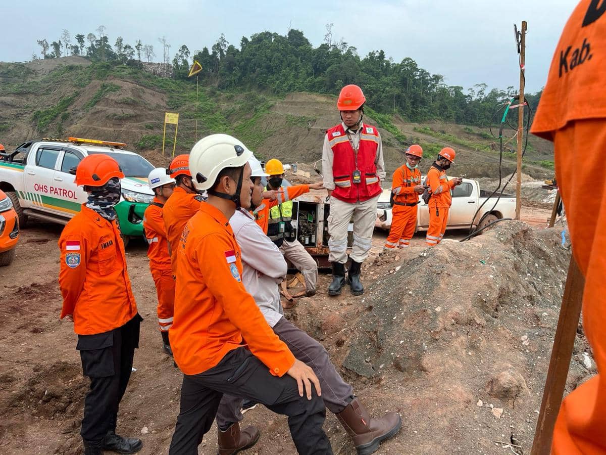 Tim Basarnas Sulteng bersama pihak perusahaan meninjau lokasi longsor di Area IMIP 9, Rabu (18/2/2026) (Dok.Basarnas Sulteng).