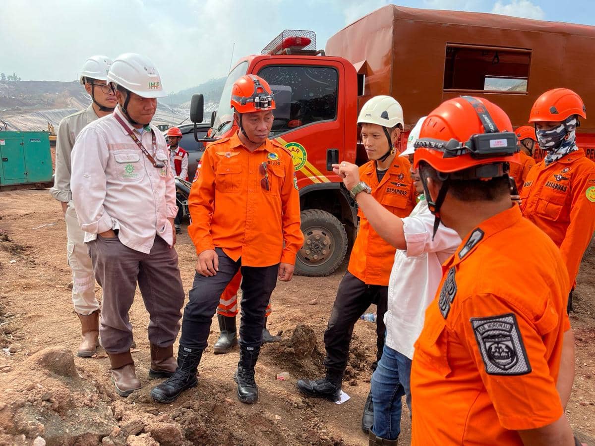 Tim Basarnas Sulteng bersama pihak perusahaan meninjau lokasi longsor di Area IMIP 9, Rabu (18/2/2026) (Dok. Basarnas Sulteng).