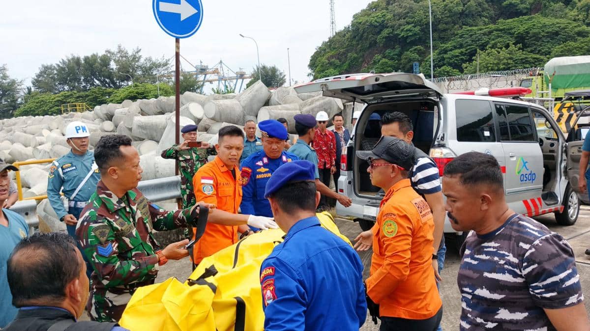 Basarnas saat melakukan evakuasi awak kapal