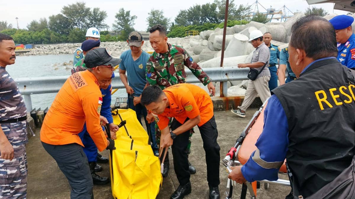 Basarnas saat melakukan evakuasi awak kapal