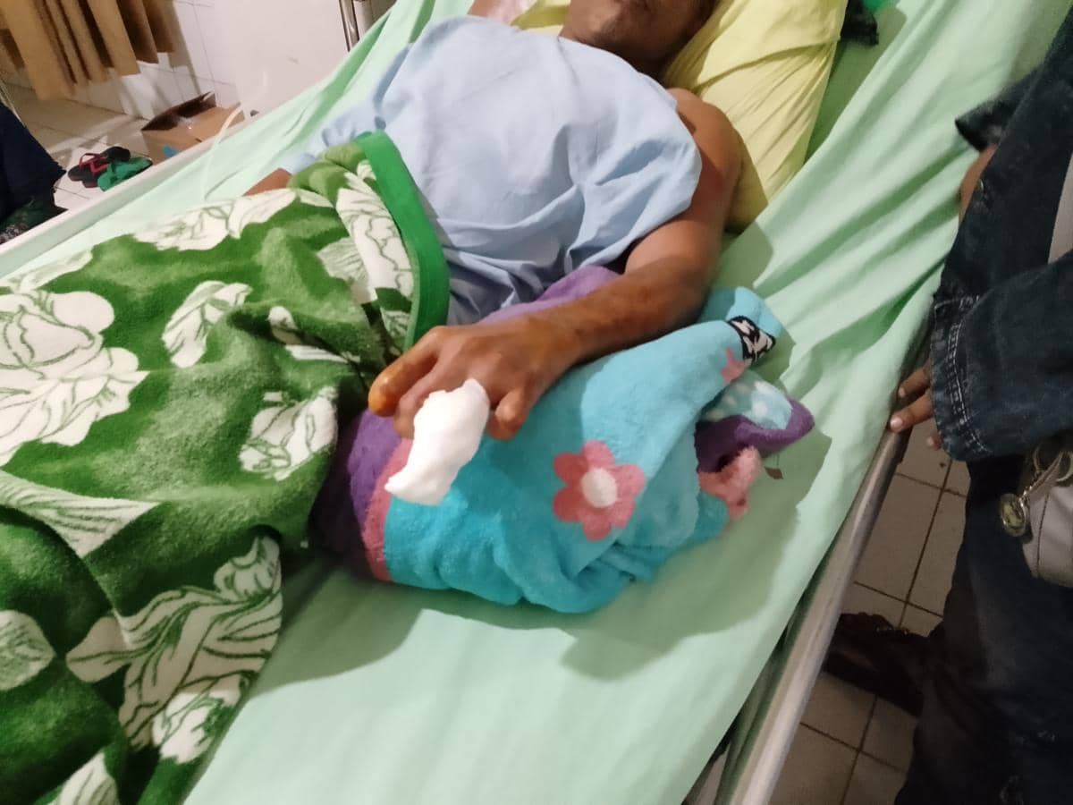 Suratni korban kecelakaan kerja saat dirawat di RSUD dokter Sayidiman Magetan. IDN Times/Riyanto.