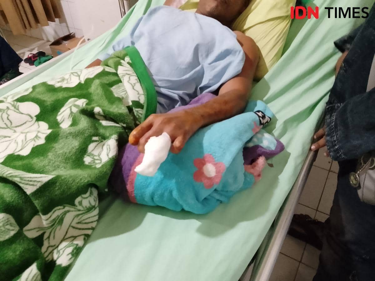 Suratni korban kecelakaan kerja saat dirawat di RSUD dokter Sayidiman Magetan. IDN Times/Riyanto.