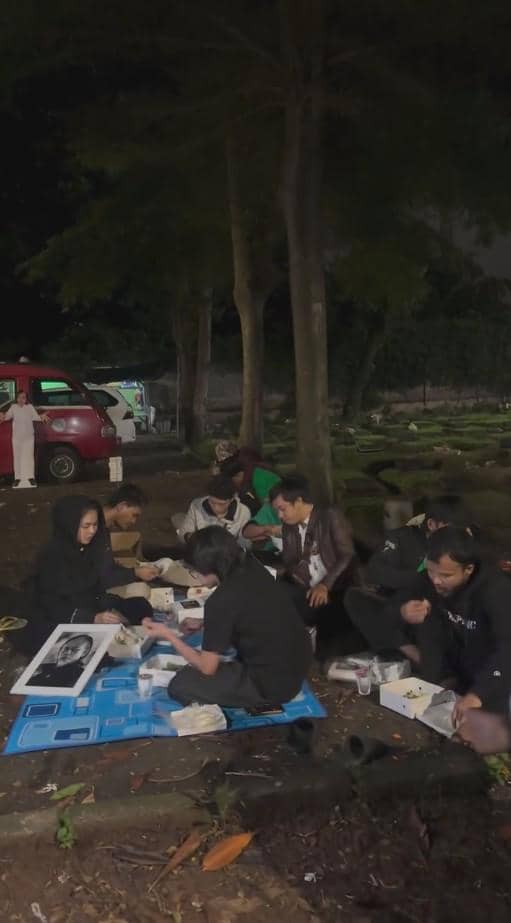 Karina Ranau Sahur Pertama di Makam Epy Kusnandar