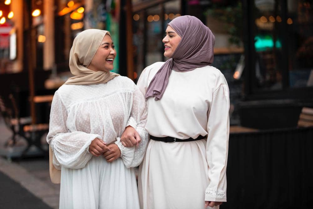 ilustrasi perempuan mengobrol