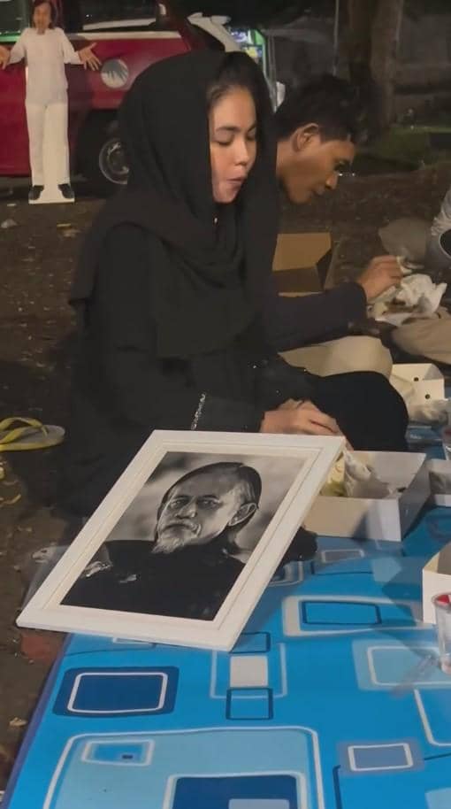 Karina Ranau Sahur Pertama di Makam Epy Kusnandar