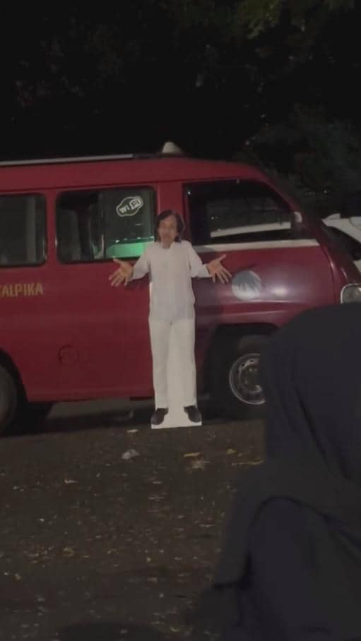 Karina Ranau Sahur Pertama di Makam Epy Kusnandar