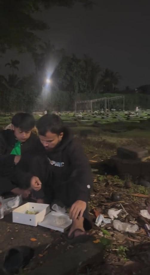 Karina Ranau Sahur Pertama di Makam Epy Kusnandar