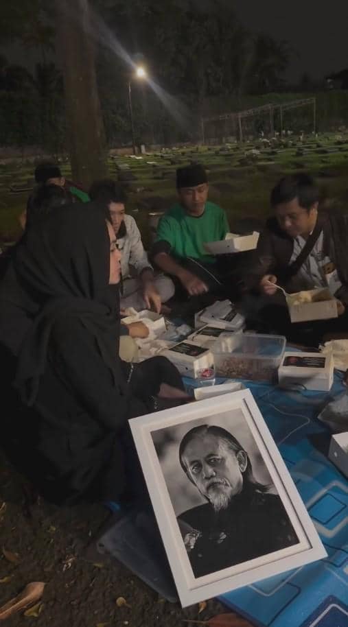 Karina Ranau Sahur Pertama di Makam Epy Kusnandar