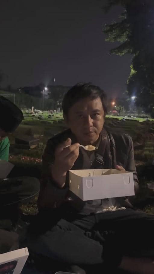 Karina Ranau Sahur Pertama di Makam Epy Kusnandar