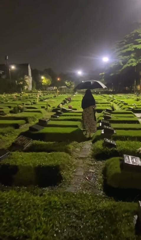 Karina Ranau Sahur Pertama di Makam Epy Kusnandar