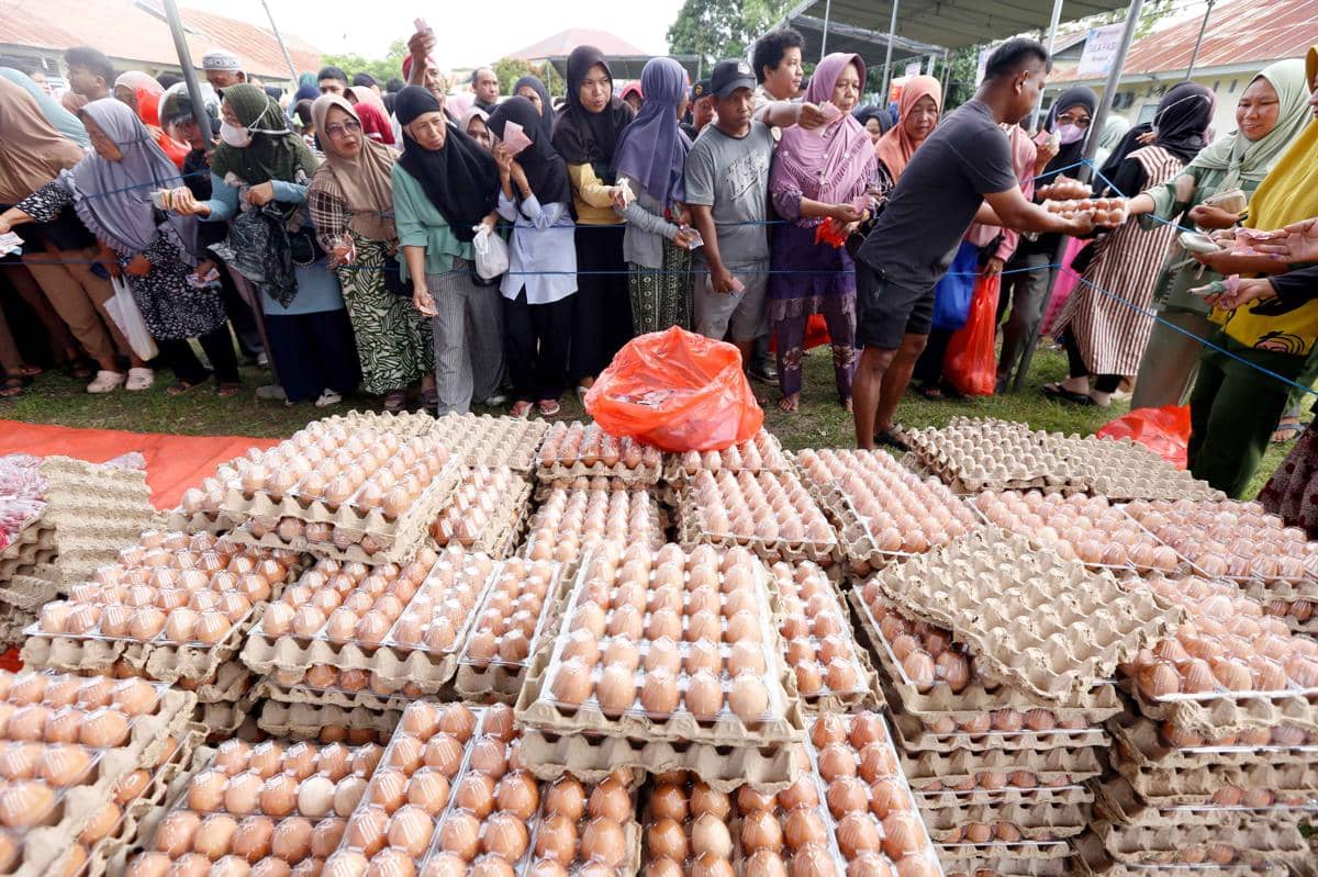 Suasana pasar murah jelang ramadan di Gorontalo.