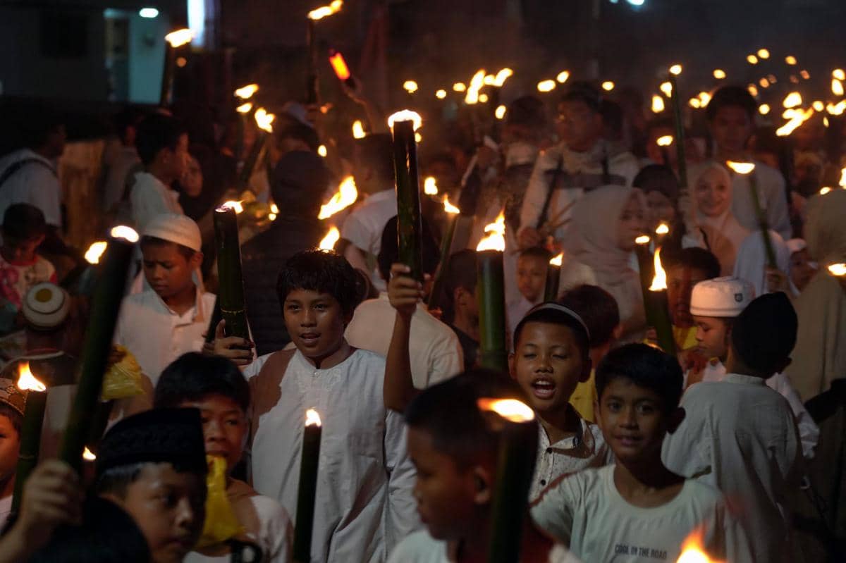 Sejumlah anak mengikuti Pawai 1.000 Obor di Makassar, Sulawesi Selatan, Senin (16/2/2026). ANTARA FOTO/Hasrul Said/wsj.