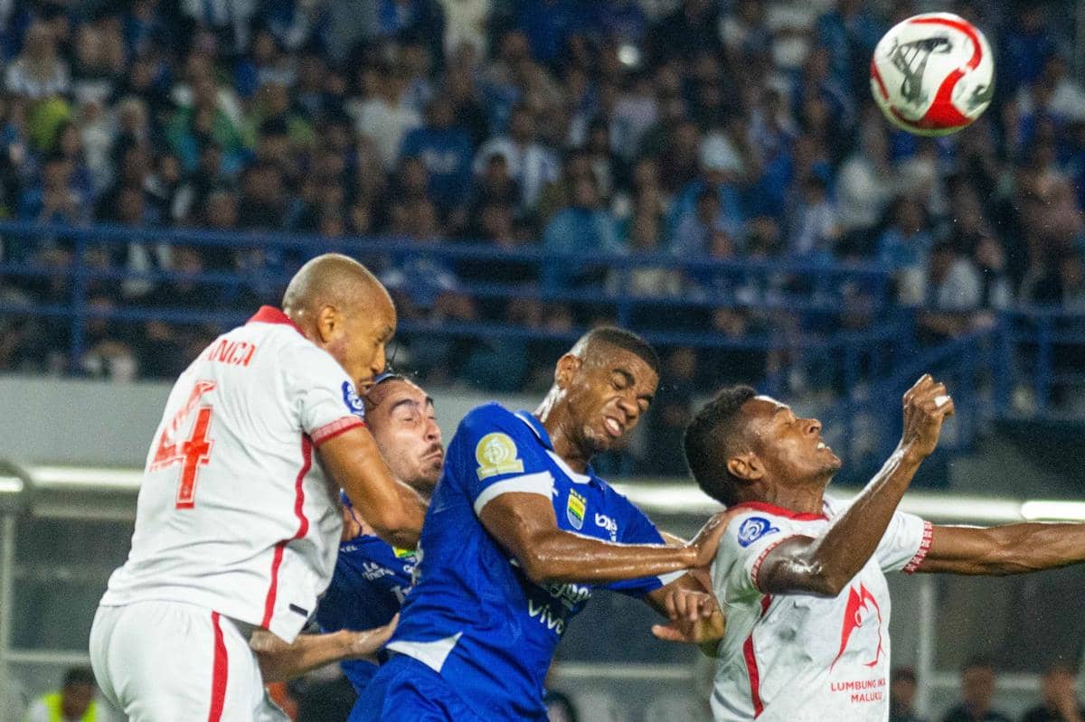 Persib Bandung versus Malut United di musim 2025/2026.