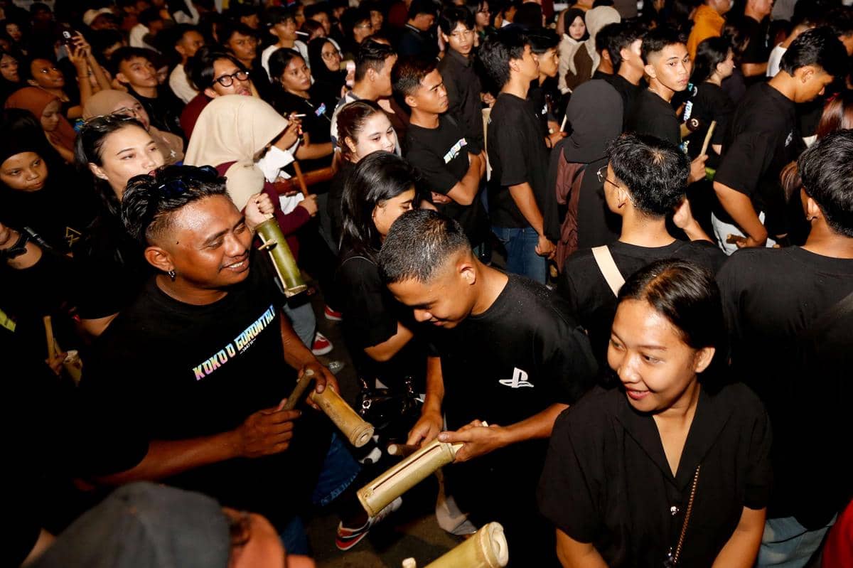 Tradisi koko'o (membangunkan sahur) di Gorontalo.