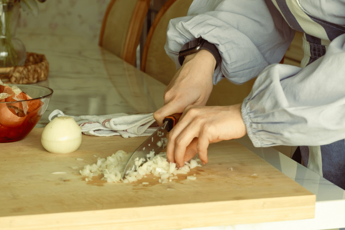 ilustrasi membuat sup bawang putih teknik soubise