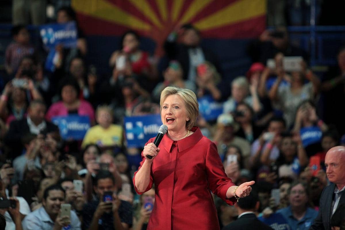 Hillary Clinton berbicara di sebuah rapat umum di Phoenix, Arizona pada 20 Maret 2016 (Gage Skidmore, CC BY-SA 3.0, via Wikimedia Commons)