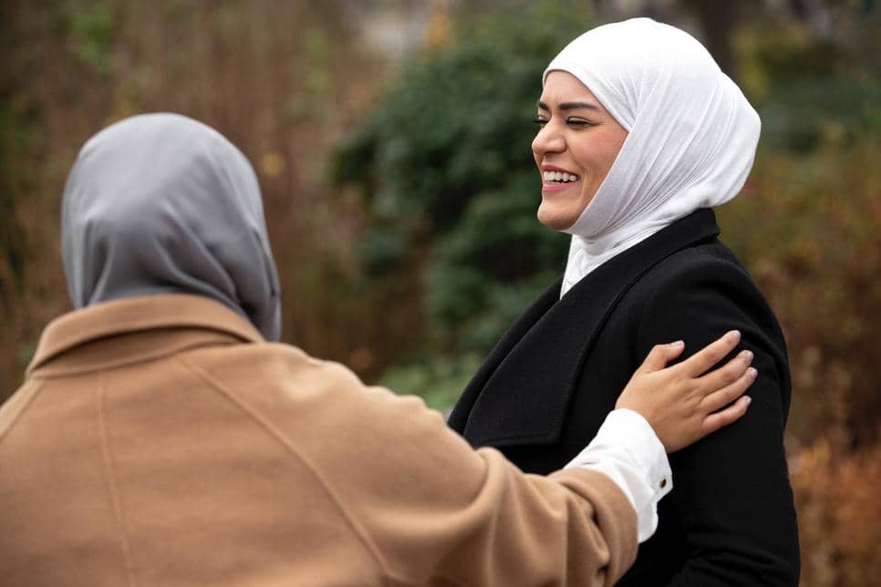 ilustrasi perempuan mengobrol