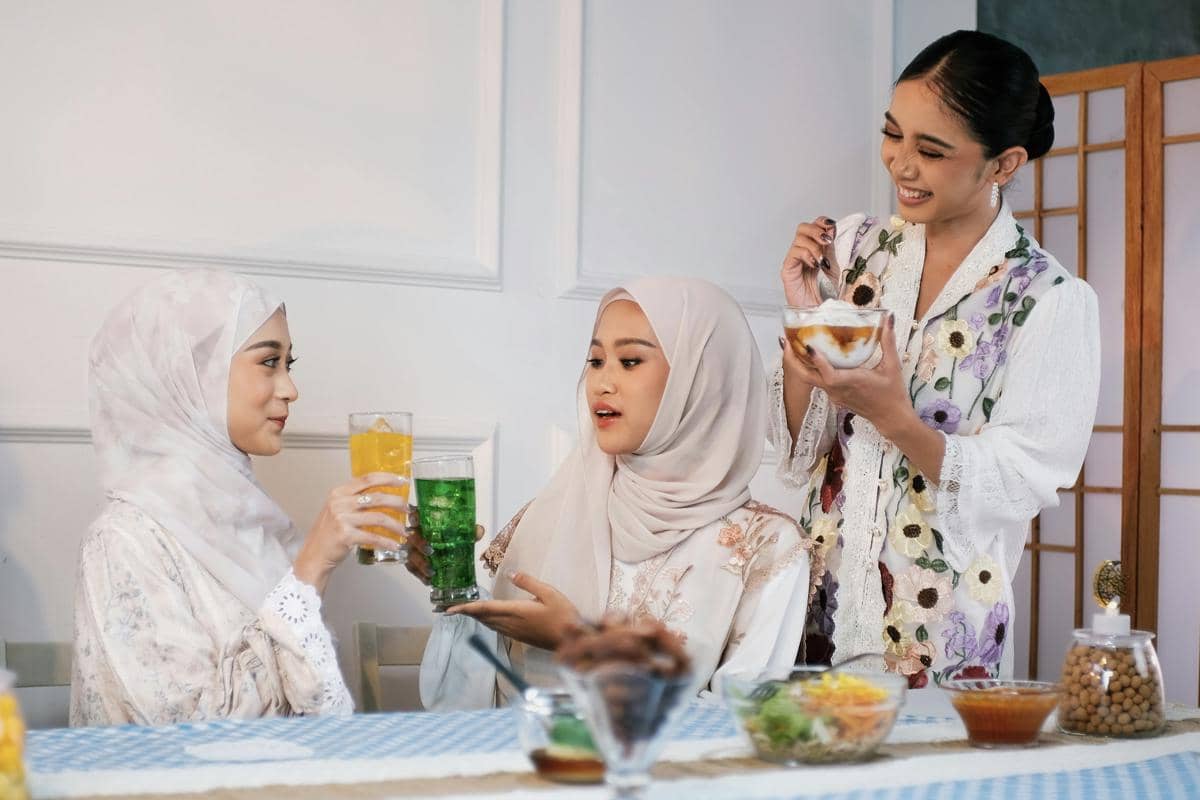 ilustrasi buka puasa bersama teman 