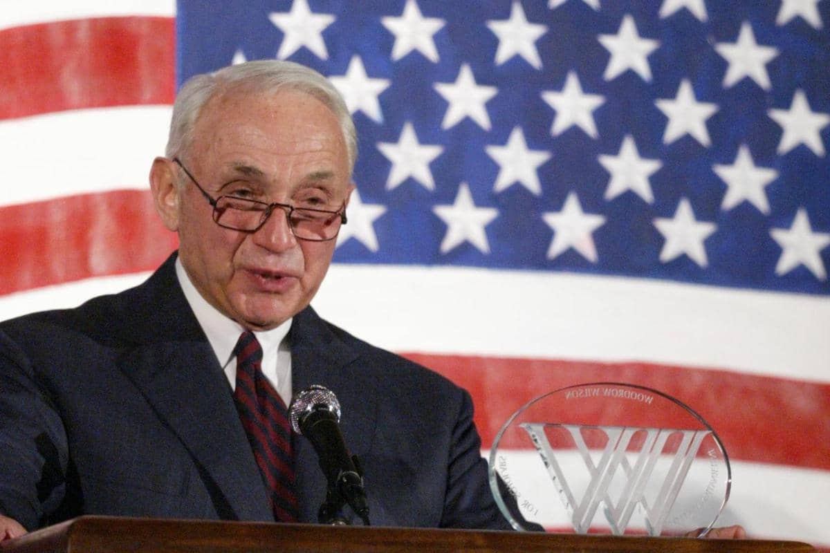 Leslie Wexner berbicara pada upacara Penghargaan Woodrow Wilson pada 2008 (Union20 at English Wikipedia, Public domain, via Wikimedia Commons)