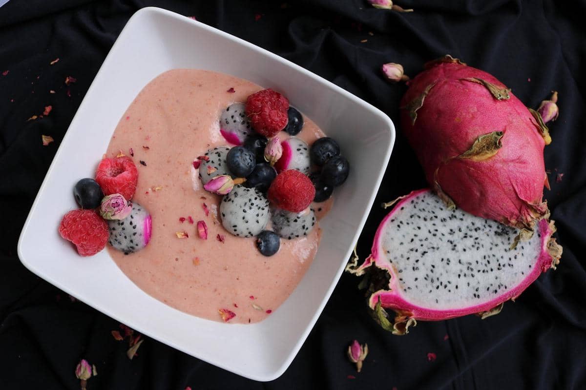 ilustrasi smoothie bowl buah naga dan beri 