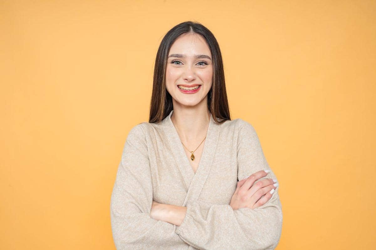 ilustrasi perempuan tersenyum di latar belakang oranye