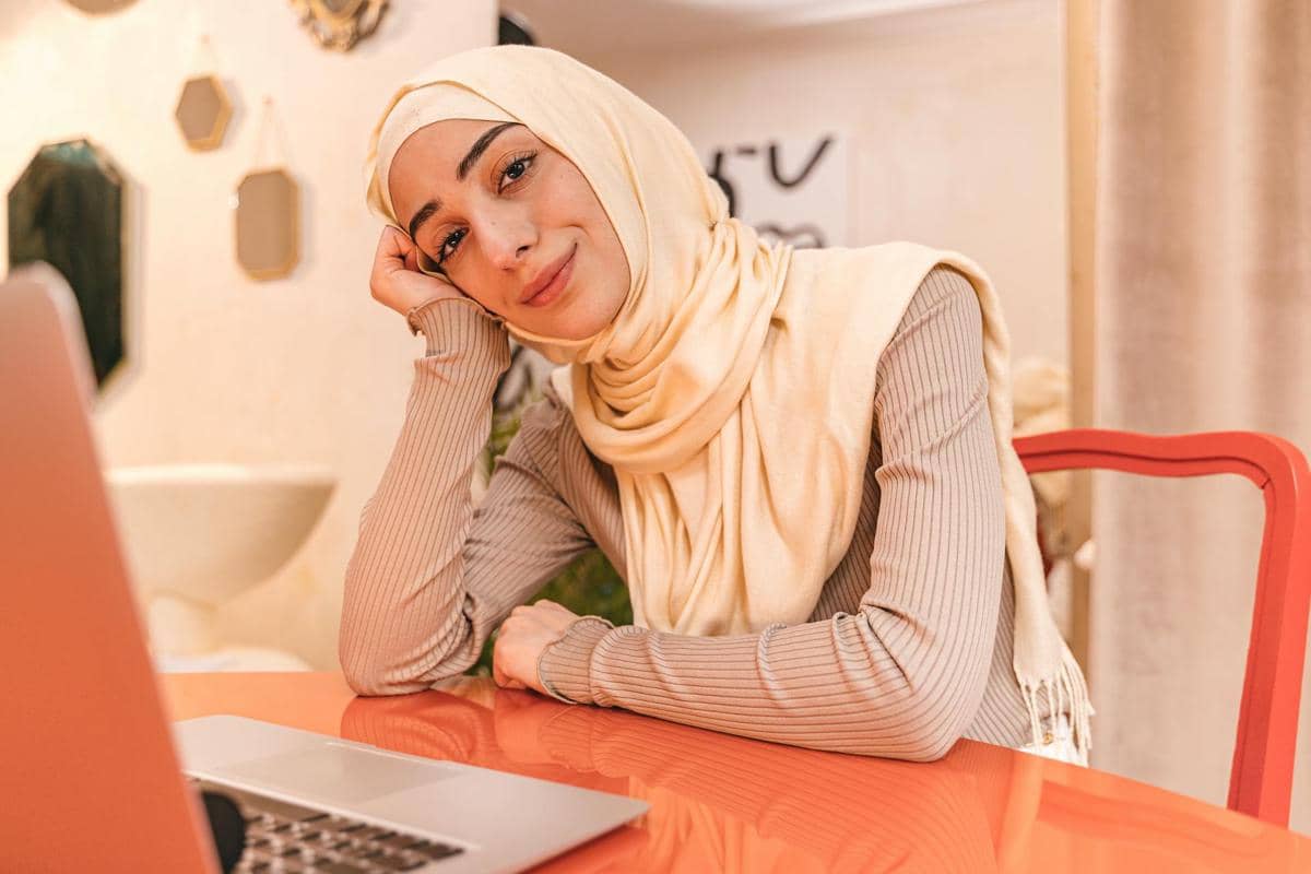 ilustrasi perempuan tersenyum