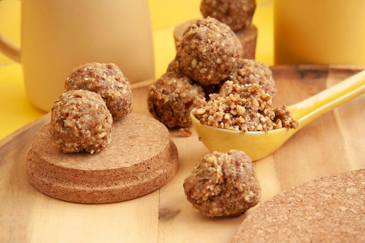 ilustrasi bola-bola oat dan selai kacang