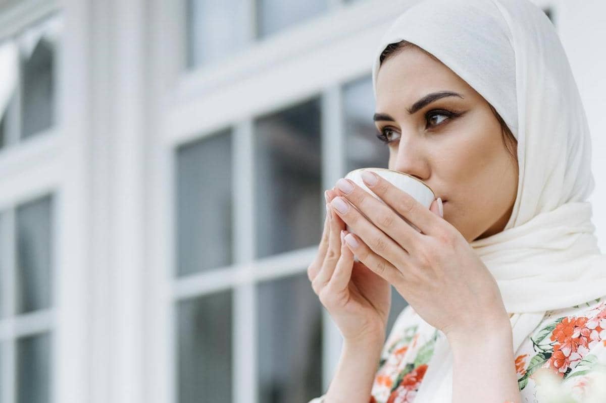 ilustrasi hidrasi yang cukup sebelum berpuasa