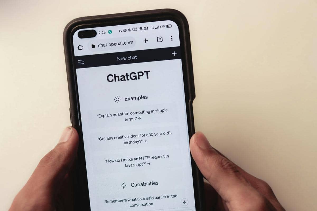 ilustrasi tampilan AI chat gpt di smartphone