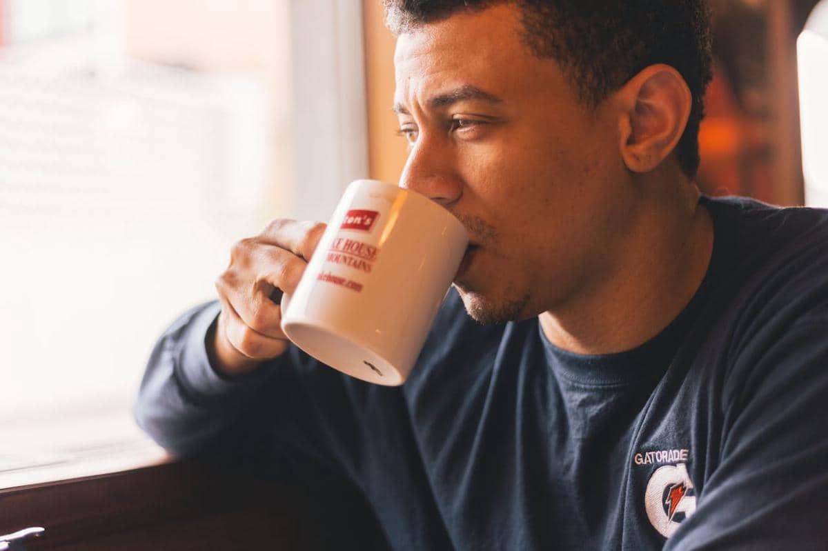 ilustrasi minum kopi setelah makan sahur