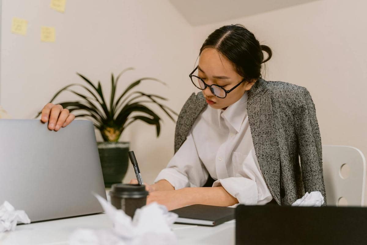 ilustrasi perempuan bekerja