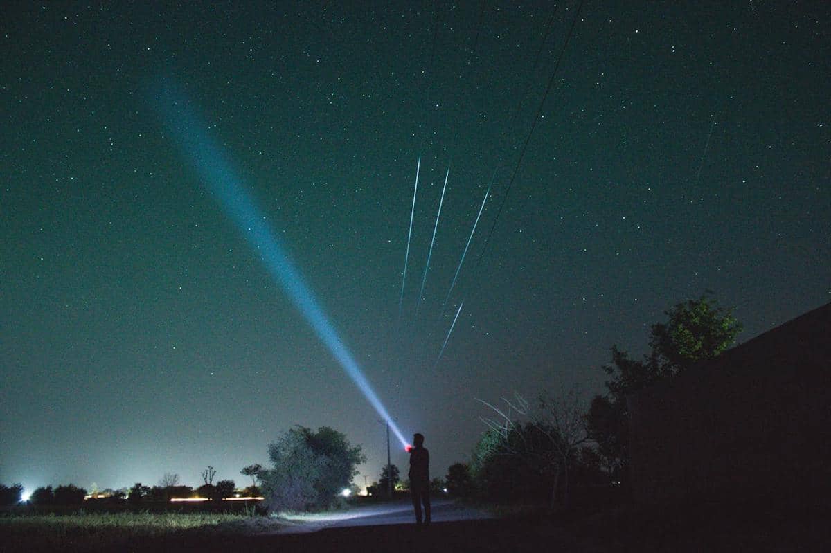 ilustrasi hujan meteor Gamma Normid