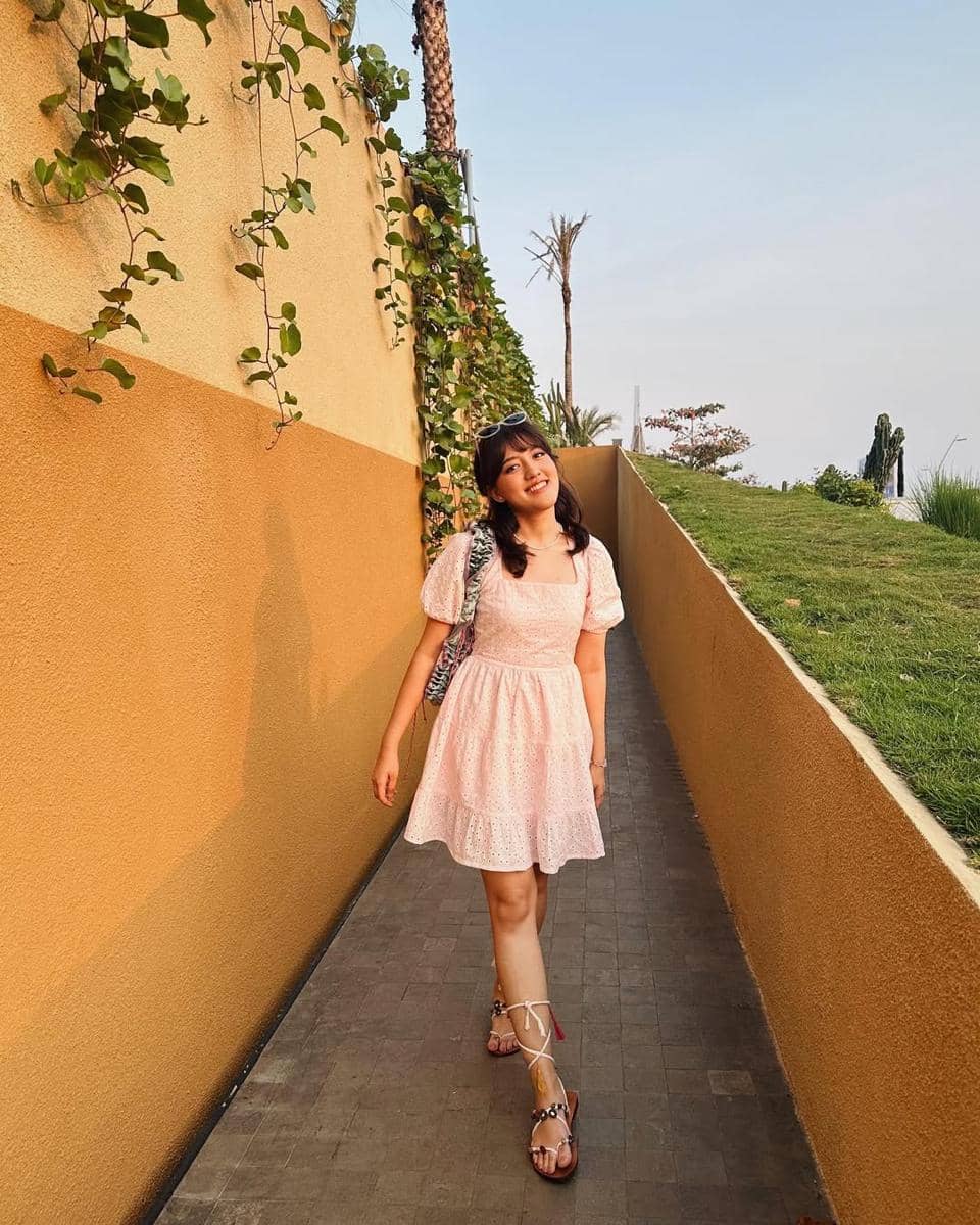 inspirasi OOTD nuansa pink ala Ify Alyssa