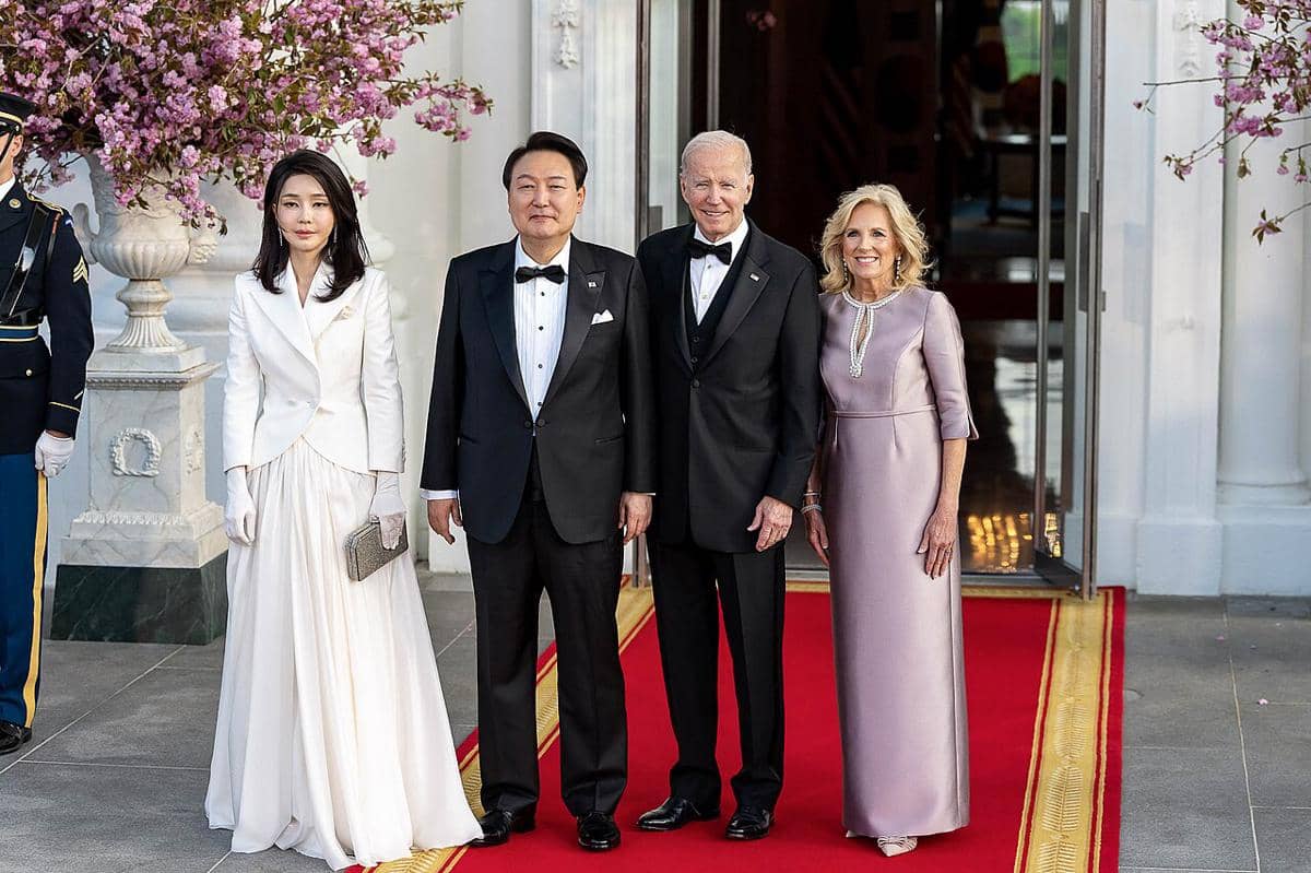 Sejumlah pejabat tinggi lainnya juga dijatuhi hukuman penjara terkait krisis tersebut