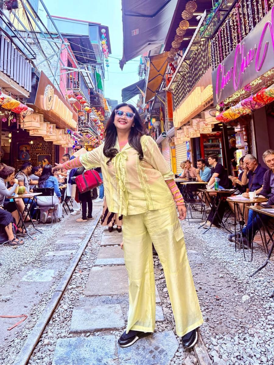 Bella Saphira nongkrong di Hanoi Train Street