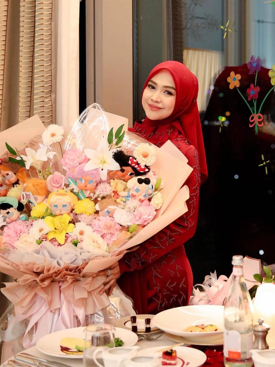 Ria Ricis dan Moana saat makan malam.