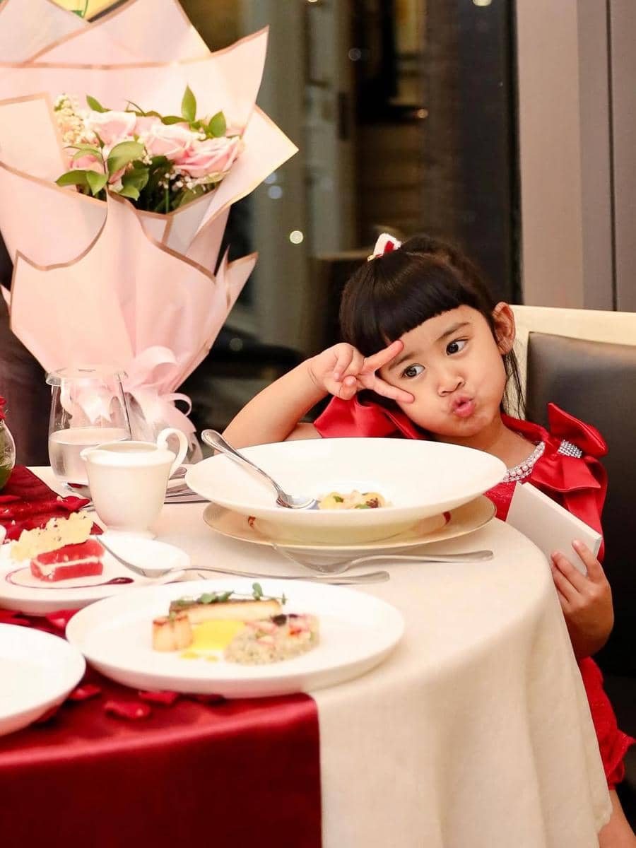 Ria Ricis dan Moana saat makan malam.