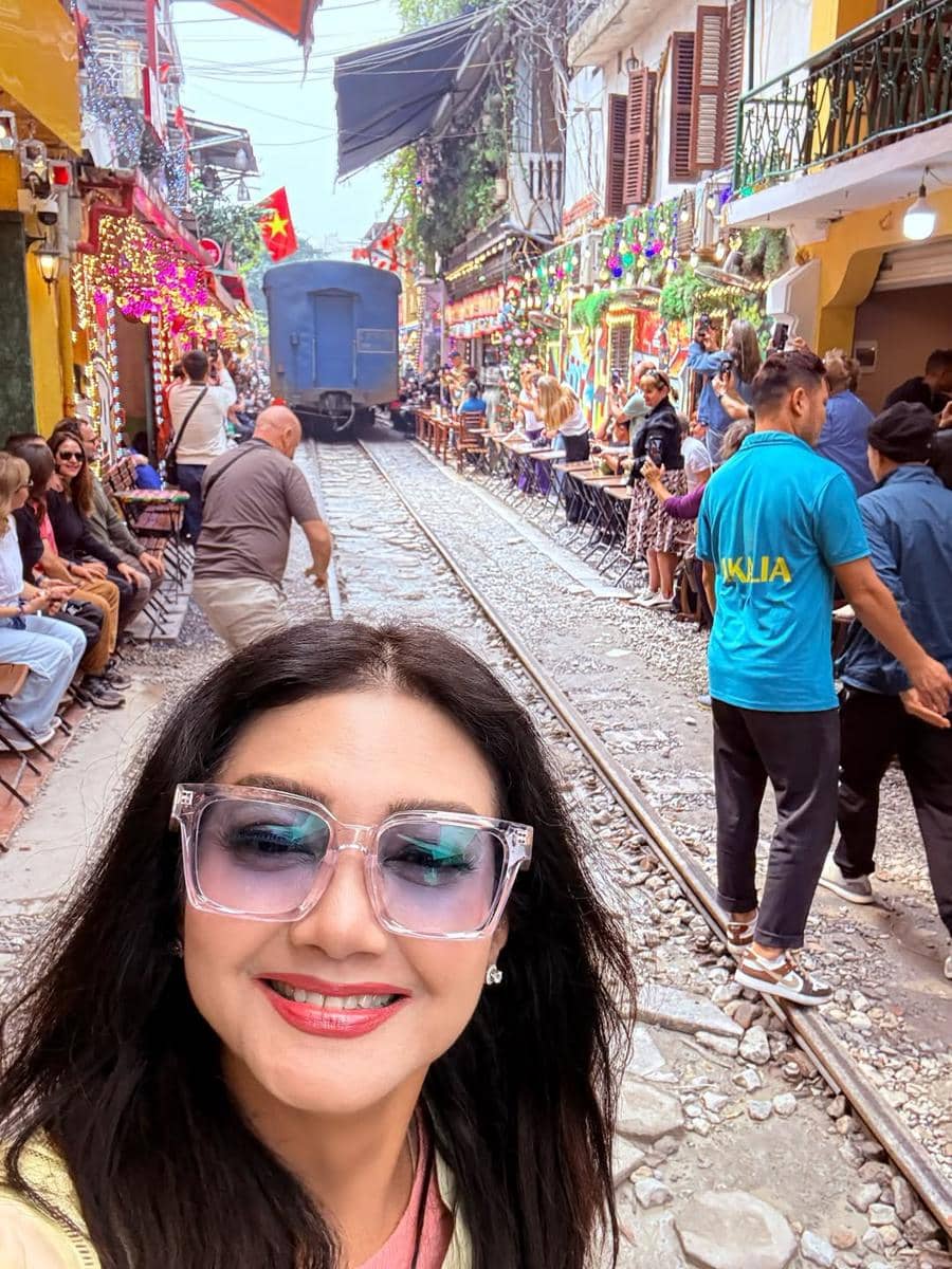 Bella Saphira nongkrong di Hanoi Train Street