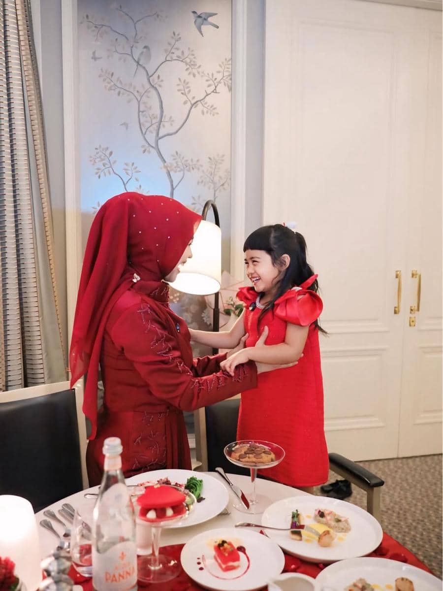 Ria Ricis dan Moana saat makan malam.