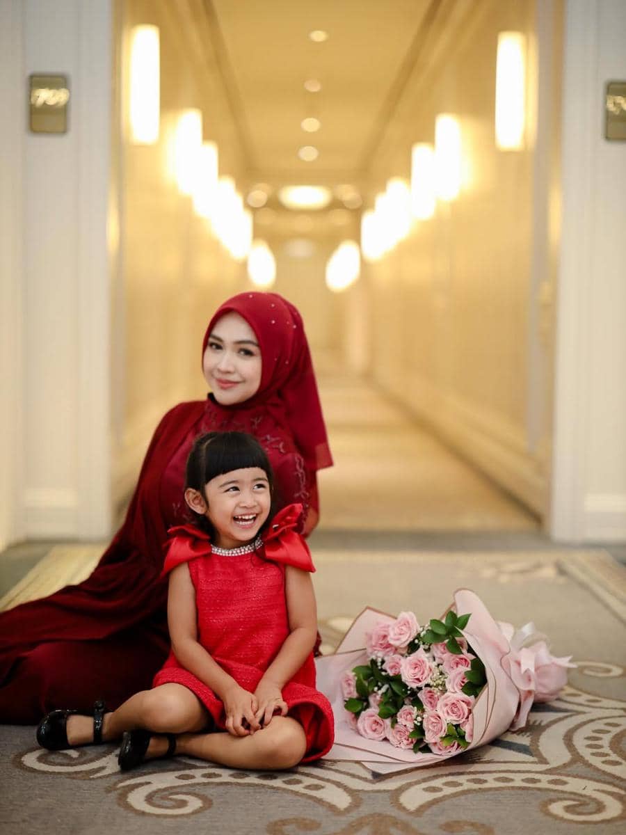 Ria Ricis dan Moana saat makan malam.