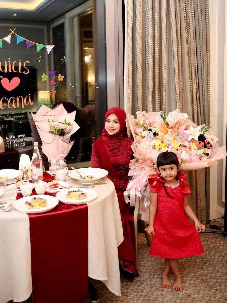 Ria Ricis dan Moana saat makan malam.