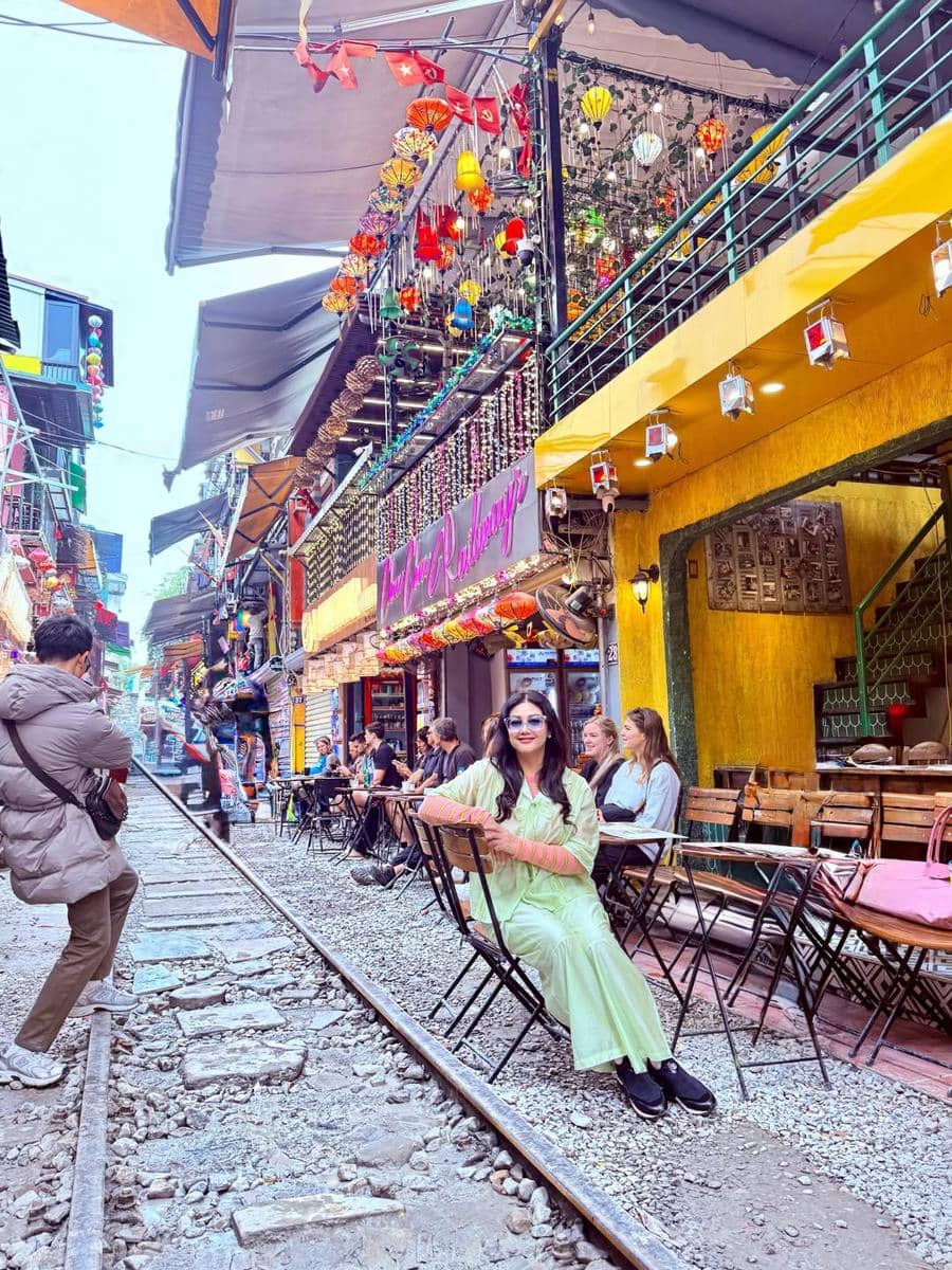 Bella Saphira nongkrong di Hanoi Train Street