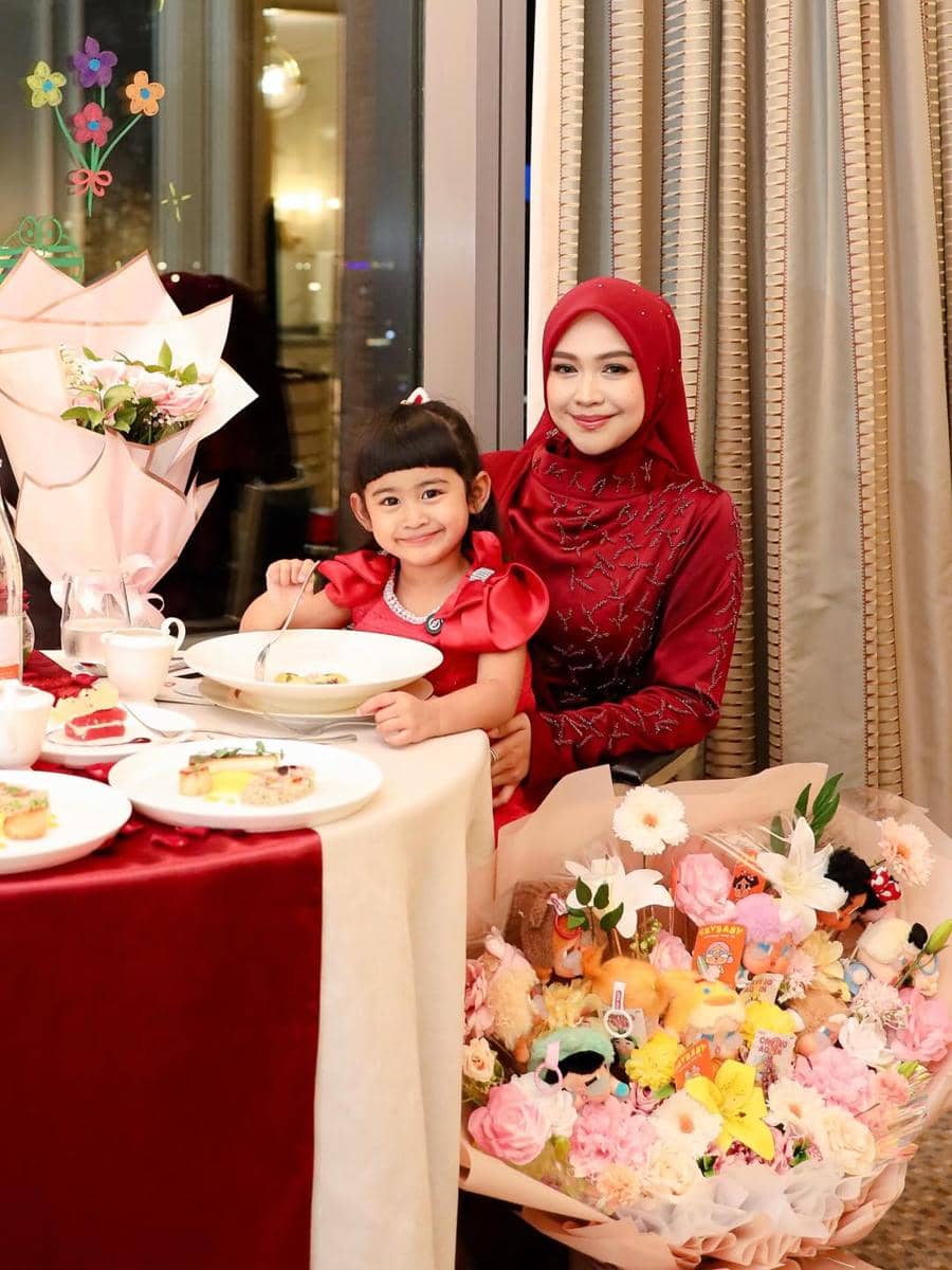 Ria Ricis dan Moana saat makan malam.