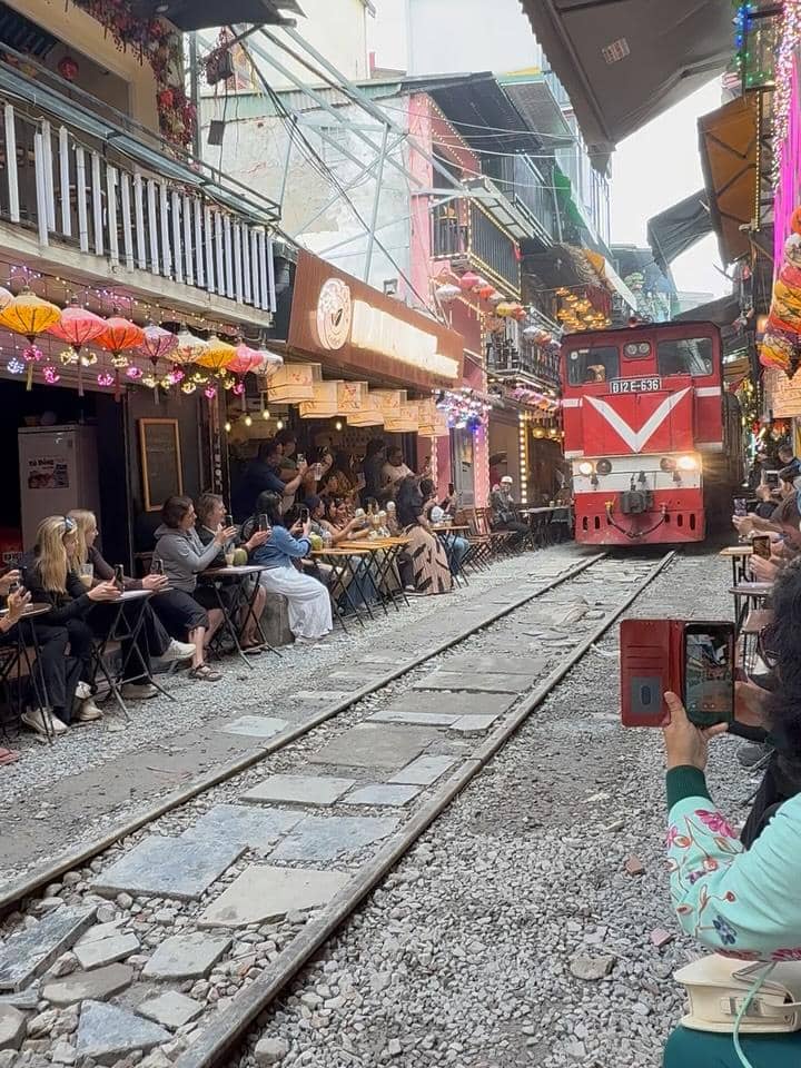 Bella Saphira nongkrong di Hanoi Train Street